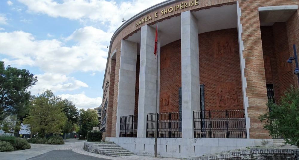 BSH: Rritja e normes shtrenjton kredite, bankat te analizojne situaten